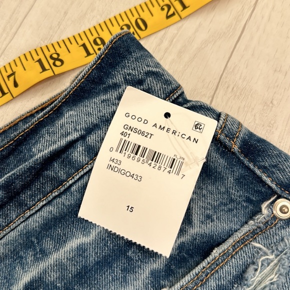 Good American good 90’s Jean shorts - Picture 2 of 4